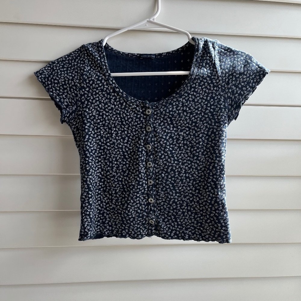 Brandy Melville Zelly Floral Ruffled Top White Navy Blue Button